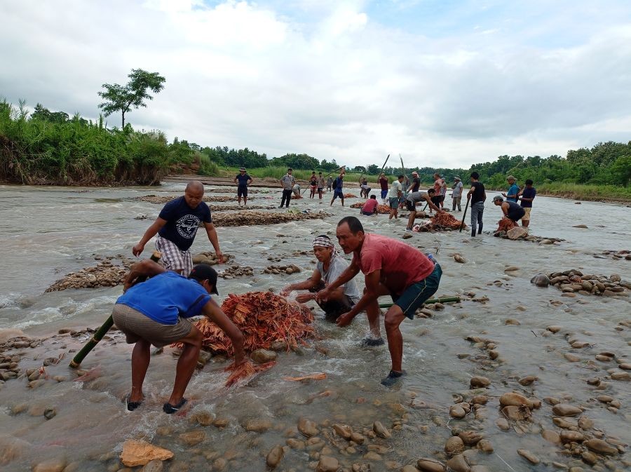 The Eralibill Village Council along with all the citizens of Eralibill village organised ‘a traditional method community fishing’ at Chathe River on August 23. (Photo Courtesy: Cliff Sangma)